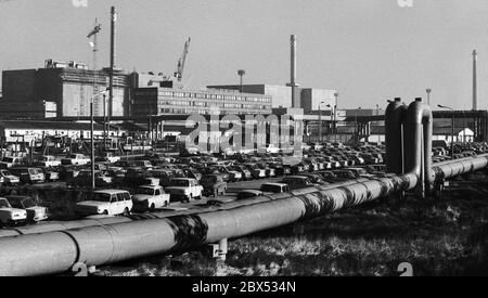 Mecklenburg-Vorpommern / DDR / 1990 Kernkraftwerk Lubmin bei Greifswald. Vor dem Fernwärmerohr und Parkplatz. Block 5 befindet sich noch im Bau. Etwas später wird das Kraftwerk aus Sicherheitsgründen abgeschaltet. Später wird dort eine Zwischenlagerung für radioaktive Abfälle eingerichtet. Die Technologie des Atomkraftwerks war sowjetisch. Insgesamt waren 5 Einheiten geplant, 4 davon mit jeweils 400 MW Leistung in Betrieb. Alle wurden 1990 stillgelegt // Atom / Energie / Reaktor / Atomkraft / Bundesländer [automatisierte Übersetzung] Stockfoto