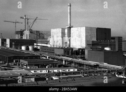 Mecklenburg-Vorpommern / DDR / 1990 Kernkraftwerk Lubmin bei Greifswald. Vor dem Fernwärmerohr und Parkplatz. Block 5 befindet sich noch im Bau. Etwas später wird das Kraftwerk aus Sicherheitsgründen abgeschaltet. Später wird dort eine Zwischenlagerung für radioaktive Abfälle eingerichtet. Die Technologie des Atomkraftwerks war sowjetisch. Insgesamt waren 5 Einheiten geplant, 4 davon mit jeweils 400 MW Leistung in Betrieb. Alle wurden 1990 stillgelegt // Atom / Energie / Reaktor / Atomkraft / Bundesländer [automatisierte Übersetzung] Stockfoto