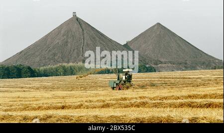 DDR / Wirtschaft / Thüringen / 1990 Uran-Überladestumps bei Ronneburg. Das Foto wurde Anfang 1990 aufgenommen, während noch Uran abgebaut wurde. // Umwelt / Boden / Uranhalden / Bergbau / Strahlung / Vertrauen die deutsch-sowjetische Aktiengesellschaft wurde nach der Gründung der DDR gegründet, um der Sowjetunion den Zugang zu Uran im Erzgebirge zu ermöglichen. Von 1946 bis 1990 wurden mehr als 200,000 Tonnen Uranerz abgebaut. Als 1990 der Uranabbau eingestellt wurde, mussten riesige Flächen mit Überlastschutt und Schlamm aufgeräumt werden, die rund 8 Milliarden Euro kosten werden. Alte Schächte Stockfoto