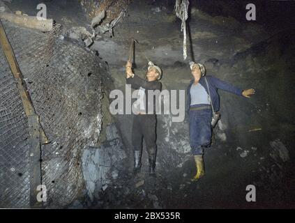 Thüringen / DDR / Wirtschaft / 1990 Uranabbau in Drosen bei Ronneburg, 600 Meter Tiefe. Im Tunnel wird das Sprengen vorbereitet, um den Fels zu zerschlagen. Dieser wird dann mit Schubkarren zu Entnahmentunneln transportiert. Im Dezember 1989 wird noch Uran abgebaut. Die Anlage gehörte zum VEB Wismut // Umwelt / Bergbau / Strahlung / die deutsch-sowjetische Aktiengesellschaft wurde nach der Gründung der DDR gegründet, um der Sowjetunion weiterhin Zugang zu Uran im Erzgebirge zu ermöglichen. Von 1946 bis 1990 wurden mehr als 200,000 Tonnen Uranerz abgebaut. Als der Uranabbau gestoppt wurde Stockfoto