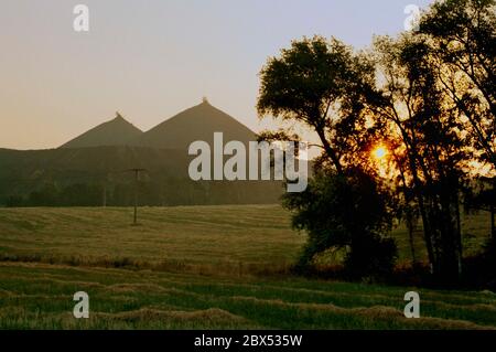 Thüringen / DDR / Umwelt / 1990 Altlasten des Uranbergbaus in Ronneburg / Ostthüringen. Große Flächen müssen saniert werden. Die gesamte Wismut-Sanierung wird mehr als 6 Milliarden Euro kosten. Das große Loch muss aufgefüllt werden. // Uran / Vorräte / Energie / Atomic / die deutsch-sowjetische Aktiengesellschaft wurde nach der Gründung der DDR gegründet, um der Sowjetunion weiterhin Zugang zum Uran im Erzgebirge zu ermöglichen. Von 1946 bis 1990 wurden mehr als 200,000 Tonnen Uranerz abgebaut. Als der Uranabbau im Jahr 1990 eingestellt wurde, riesige Gebiete von Stockfoto