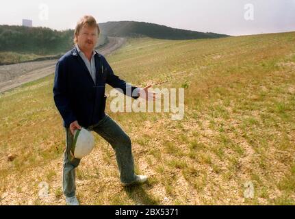 DDR / Wirtschaft / Thüringen / 8 / 1990 Uranschlackhaufen in Drosen bei Ronneburg. Das Foto wurde Anfang 1990 aufgenommen, während noch Uran abgebaut wurde. Die Anlage gehörte zum VEB Wismut. Dies ist eine terrassierte Müllhalde, in der Uran-Überlast gelagert wurde. Ein Teil der alten Deponie wurde saniert und mit Gras bepflanzt // Umwelt / Boden / Urandeponien / Bergbau / Strahlung / die deutsch-sowjetische Aktiengesellschaft wurde nach der Gründung der DDR gegründet, Der Sowjetunion den Zugang zu Uran im Erzgebirge zu ermöglichen. Von 1946 bis 1990 mehr als 200,000 Tonnen Uran Stockfoto