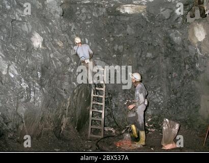 Thüringen / DDR / Wirtschaft / 1990 Uranabbau in Drosen bei Ronneburg, 600 Meter Tiefe. Im Tunnel wird das Sprengen vorbereitet, um den Fels zu zerschlagen. Ein Sprengmeister bereitet das Strahlen vor. Im Dezember 1989 wird noch Uran abgebaut. Das Unternehmen gehörte zum VEB Wismut // Umwelt / Bergbau / Strahlung / die deutsch-sowjetische Aktiengesellschaft wurde nach der Gründung der DDR gegründet, um der Sowjetunion weiterhin Zugang zu Uran im Erzgebirge zu ermöglichen. Von 1946 bis 1990 wurden mehr als 200,000 Tonnen Uranerz abgebaut. Als der Uranabbau 1990 eingestellt wurde, riesige Gebiete Stockfoto