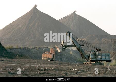 DDR / Wirtschaft / Thüringen / 1990 Uran-Überladestumps bei Ronneburg. Das Foto wurde Anfang 1990 aufgenommen, während noch Uran abgebaut wurde. // Umwelt / Boden / Uranhalden / Bergbau / Strahlung / Vertrauen die deutsch-sowjetische Aktiengesellschaft wurde nach der Gründung der DDR gegründet, um der Sowjetunion den Zugang zu Uran im Erzgebirge zu ermöglichen. Von 1946 bis 1990 wurden mehr als 200,000 Tonnen Uranerz abgebaut. Als 1990 der Uranabbau eingestellt wurde, mussten riesige Flächen von Überlastschutt und Schlamm gereinigt werden, die rund 8 Milliarden Euro kosten werden. Alt Stockfoto