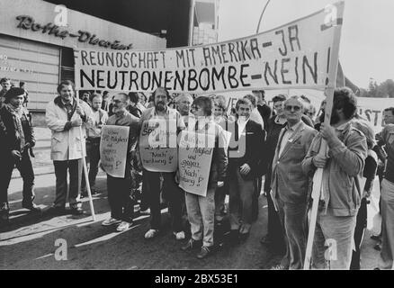 Berlin / 1980er / Raketenabwehrdemonstrationen / 13.9.1981 Demonstration während des Besuchs des amerikanischen Außenministers Haig in Berlin. Für die Linke ist Haig ein Kriegstreiber. SPD-Gruppen aus Berlin, Jusos: -Ich bin SPD-Mitglied und gegen Aufrüstung. -Links Achim Kern, Wolfgang Nagel, alle SPD-Abgeordneten. Nagel wurde später Senator für den Bau // Amerika / Waffen / Friedensbewegung // SPD / Anti-Krieg / Allied Haig hatte zuvor gesagt: Es gibt wichtigere Dinge als Frieden. [Automatisierte Übersetzung] Stockfoto