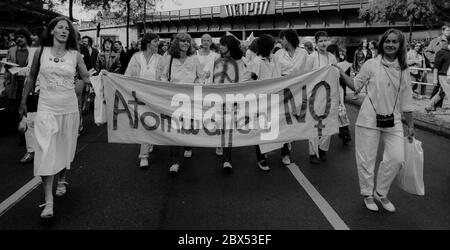 Berlin / 1980er / Raketenabwehrdemonstrationen / 13.9.1981 Demonstration während des Besuchs des amerikanischen Außenministers Haig in Berlin. Für die Linke ist Haig ein Kriegstreiber. Frauengruppe am Hardenbergplatz // Amerika / Rüstungen / Friedensbewegung // SPD / Antikrieg / Allied Haig hatte schon einmal gesagt: Es gibt wichtigere Dinge als Frieden. [Automatisierte Übersetzung] Stockfoto