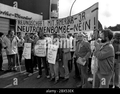 Berlin / 1980er / Raketenabwehrdemonstrationen / 13.9.1981 Demonstration während des Besuchs des amerikanischen Außenministers Haig in Berlin. Für die Linke ist Haig ein Kriegstreiber. SPD-Gruppen aus Berlin, Jusos: -Ich bin SPD-Mitglied und gegen Aufrüstung. -Links Achim Kern, Wolfgang Nagel, alle SPD-Abgeordneten. Nagel wurde später Senator für den Bau // Amerika / Waffen / Friedensbewegung // SPD / Anti-Krieg / Allied Haig hatte zuvor gesagt: Es gibt wichtigere Dinge als Frieden. [Automatisierte Übersetzung] Stockfoto