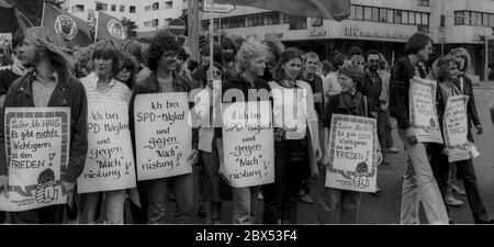 Berlin / 1980er / Raketenabwehrdemonstrationen / 13.9.1981 Demonstration während des Besuchs des amerikanischen Außenministers Haig in Berlin. Für die Linke ist Haig ein Kriegstreiber. SPD-Gruppen aus Berlin, Jusos: -Ich bin SPD-Mitglied und gegen Aufrüstung. // Amerika / Armament / Friedensbewegung // SPD / Anti-Krieg / Allied Haig hatte schon einmal gesagt: Es gibt wichtigere Dinge als Frieden. [Automatisierte Übersetzung] Stockfoto