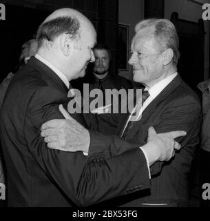 Berlin / SPD / 2.10.1990 die West-alliierten Stadtkommandanten, die wahren Herren Westberlins unter der Besatzungsmacht, nehmen Abschied und verlassen das Büro des regierenden Bürgermeisters Momper. Willy Brandt und Walter Momper umarmen sich. Die Nachkriegszeit ist vorbei, Deutschland ist wieder souverän // Geschichte / Veranstaltungen / Bundesrepublik / SPD / Entspannungspolitik / Allies / [automatisierte Übersetzung] Stockfoto