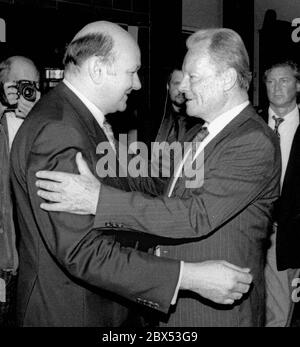 Berlin / SPD / 2.10.1990 die West-alliierten Stadtkommandanten, die wahren Herren Westberlins unter der Besatzungsmacht, nehmen Abschied und verlassen das Büro des regierenden Bürgermeisters Momper. Willy Brandt und Walter Momper umarmen sich. Die Nachkriegszeit ist vorbei, Deutschland ist wieder souverän // Geschichte / Veranstaltungen / Bundesrepublik / SPD / Entspannungspolitik / Allies / [automatisierte Übersetzung] Stockfoto