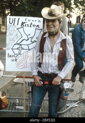 Berlin / 1980er / Raketenabwehrdemonstrationen / 29.8.1981 Friedensfest und Demonstration. Comboy Ronald Reagan, US-Präsident. // Amerika / Armament / Friedensbewegung // SPD / Anti-Krieg / Allies [automatisierte Übersetzung] Stockfoto