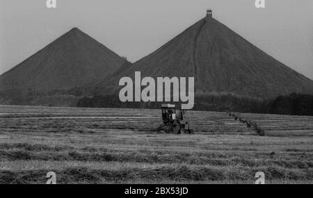 DDR / Wirtschaft / Thüringen / 1990 Uran-Überladestumps bei Ronneburg. Das Foto wurde Anfang 1990 aufgenommen, während noch Uran abgebaut wurde. // Umwelt / Boden / Uranhalden / Bergbau / Strahlung / Vertrauen die deutsch-sowjetische Aktiengesellschaft wurde nach der Gründung der DDR gegründet, um der Sowjetunion den Zugang zu Uran im Erzgebirge zu ermöglichen. Von 1946 bis 1990 wurden mehr als 200,000 Tonnen Uranerz abgebaut. Als 1990 der Uranabbau eingestellt wurde, mussten riesige Flächen von Überlastschutt und Schlamm gereinigt werden, die rund 8 Milliarden Euro kosten werden. Alt Stockfoto