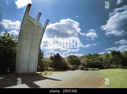 Berlin-Tempelhof / Geschichte-1945-1990 Luftlift-Denkmal am Platz der Luftbrücke, vor dem Flughafen Tempelhof. Erinnert an die Blockade von West-Berlin 1949. Die Berliner nennen die stilisierte Brücke Hungerharke. // Alliierten / Amerikaner / Kalter Krieg / [automatisierte Übersetzung] Stockfoto