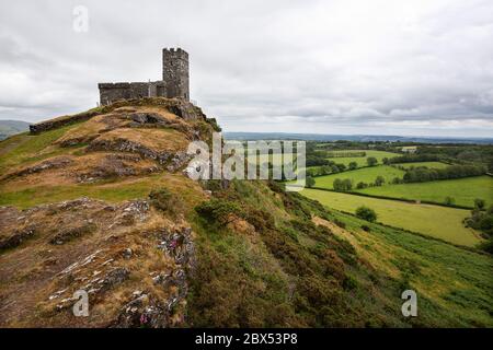 Die Kirche St. Michael de Rupe in Brentor, Dartmoor, eine historische Kirche aus dem 12. Jahrhundert. Stockfoto