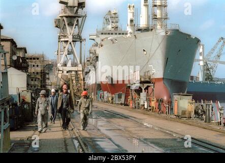 Mecklenburg-Vorpommern / DDR / 1990 Neptun-Warnow Werft in Rostock. Als das Bild aufgenommen wurde, war die Auflösung der Operation noch nicht sicher. Fast nur Schiffe wurden für die Sowjetunion gebaut. Man war bereit im Hafen und die Sowjets konnten nicht bezahlen // Industrie / Schifffahrt / Schiffe / Vertrauen [automatisierte Übersetzung] Stockfoto