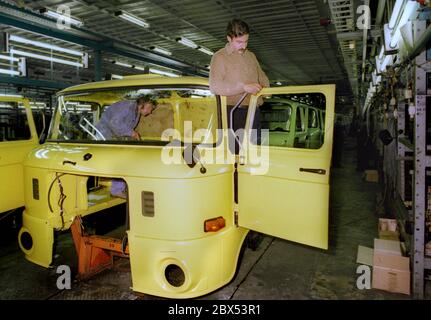 Brandenburg / DDR / 4 / 1990 IFA LKW-Werk in Ludwigsfelde, Arbeiter am Fließband. Stationäre Lkw im Ostblock // Fahrzeugbau / Arbeit / Industrie / Vertrauen [automatisierte Übersetzung] Stockfoto