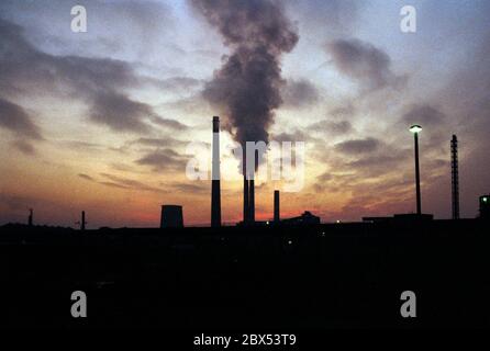 Sachsen-Anhalt / Industrie / DDR / 12/1989 Sonnenuntergang hinter dem Braunkohlekraftwerk in Bitterfeld // Energie / Umwelt / Länder / Industrielandschaft Stockfoto