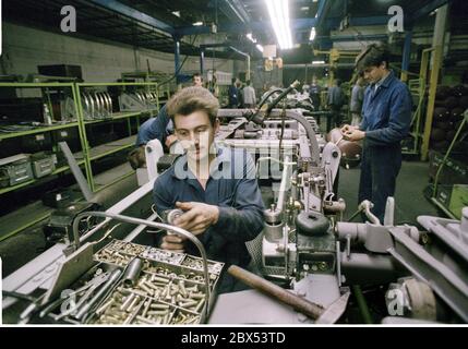 Brandenburg / DDR / 4 / 1990 IFA LKW-Werk Ludwigsfelde, Arbeiter am Fließband // Fahrzeugbau / Arbeit / Industrie / [automatisierte Übersetzung] Stockfoto