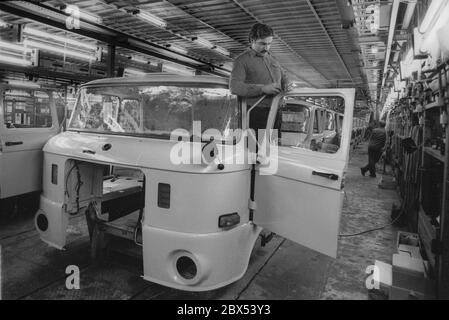 Brandenburg / DDR / 4 / 1990 IFA LKW-Werk in Ludwigsfelde, Arbeiter am Fließband. Stationäre Lkw im Ostblock // Fahrzeugbau / Arbeit / Industrie / Vertrauen [automatisierte Übersetzung] Stockfoto