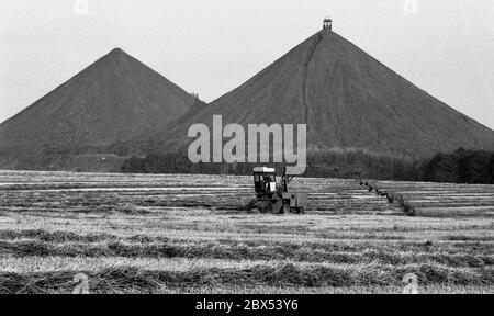 DDR / Wirtschaft / Thüringen / 1990 Uran-Überladestumps bei Ronneburg. Das Foto wurde Anfang 1990 aufgenommen, während noch Uran abgebaut wurde. // Umwelt / Boden / Uranhalden / Bergbau / Strahlung / Vertrauen die deutsch-sowjetische Aktiengesellschaft wurde nach der Gründung der DDR gegründet, um der Sowjetunion den Zugang zu Uran im Erzgebirge zu ermöglichen. Von 1946 bis 1990 wurden mehr als 200,000 Tonnen Uranerz abgebaut. Als 1990 der Uranabbau eingestellt wurde, mussten riesige Flächen von Überlastschutt und Schlamm gereinigt werden, die rund 8 Milliarden Euro kosten werden. Alt Stockfoto