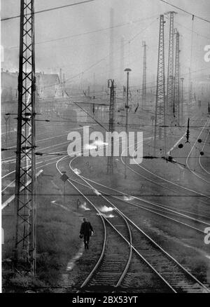 Sachsen-Anhalt / DDR / Winter / Dezember 1989 Winterabend in Bitterfeld, Sonnenuntergang hinter dem Braunkohlekombinat, Bahngelände vor // Stimmung / Wirtschaft / Vertrauen / Industrie / [automatisierte Übersetzung] Stockfoto