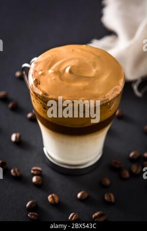 Cremiger eisiger Dalgona Kaffee auf schwarzem Hintergrund Stockfoto