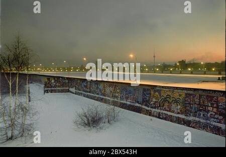 Berlin-Bezirke / Berliner Mauer / 1986 Potsdamer Platz: Morgendämmerung hinter der Mauer. Links außen das Brandenburger Tor, rechts das Sony Center heute // Geschichte / DDR / Bezirke / Kalter Krieg / Mauerkommunismus [automatisierte Übersetzung] Stockfoto