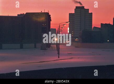 Berlin / Kreuzberg / Berliner Mauer / DDR-Mauer / 1986 Potsdamer Platz: Meilen Graffiti, hinter der Mauer ist Berlin-Mitte, die Häuser gehören Kreuzberg, Stresemannstraße // Malerei / Kunst / Geschichte / DDR / Bezirke / Jahreszeiten / Wintergeschichte / Kommunismus Ansichten [automatisierte Übersetzung] Stockfoto