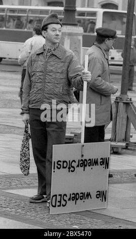 Berlin / Demo in Berlin 1990 die IG-Metall macht eine Kundgebung, dieser Mann hat ein selbstgemachtes Plakat: 'Never again SED, Never again Stasi' Stockfoto