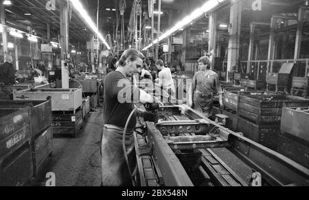 Brandenburg / DDR / 4 / 1990 IFA LKW-Werk in Ludwigsfelde, Arbeiter am Fließband. Standard-Lkw im Ostblock // Fahrzeugbau / Arbeit / Industrie / [automatisierte Übersetzung] Stockfoto