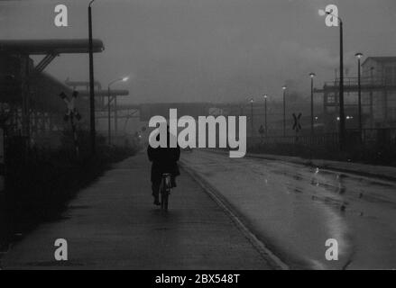 DDR-Land / Sachsen-Anhalt / Dezember 1989 Chemiekombinat in Bitterfeld. Anlage in Regen und Nebel // Industrielandschaft // [automatisierte Übersetzung] Stockfoto