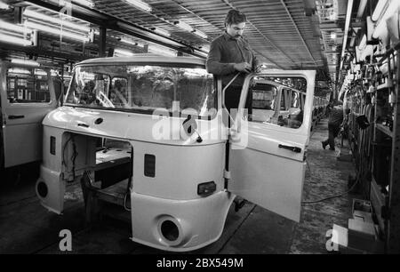 Brandenburg / DDR / 4 / 1990 IFA LKW-Werk in Ludwigsfelde, Arbeiter am Fließband. Stationäre Lkw im Ostblock // Fahrzeugbau / Arbeit / Industrie / [automatisierte Übersetzung] Stockfoto