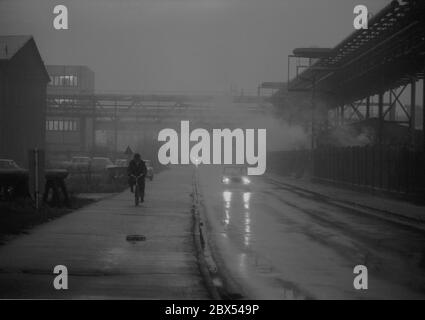 DDR-Land / Sachsen-Anhalt / Dezember 1989 Chemiekombinat in Bitterfeld. Anlage in Regen und Nebel // Industrielandschaft // [automatisierte Übersetzung] Stockfoto