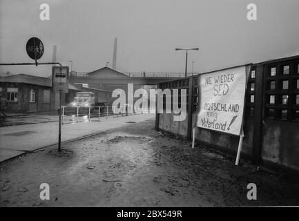 DDR-Land / Sachsen-Anhalt / Dezember 1989 Chemiekombinat in Bitterfeld. Auf dem riesigen heruntergekommenen Firmengelände hat jemand ein Schild an die Wand gehängt: -Never again SED, Germany united Fatherland- // Treuhand 1894 baut die Firma Chemische Fabrik Griesheim (Frankfurt am Main) in Bitterfeld eine Fabrik zur Herstellung von chloriertem Kalk durch Elektrolyse. 1900 wurde das Verfahren auch zur Gewinnung von Magnesium und Aluminium eingesetzt, 1923 zog Griesheim komplett nach Bitterfeld. In der Nähe der Braunkohlebergwerke siedelten sich weitere Firmen an: Agfa baute eine Farb- und eine Folienfabrik. Ein großer VEB-Rohrleitungskombinat war Stockfoto