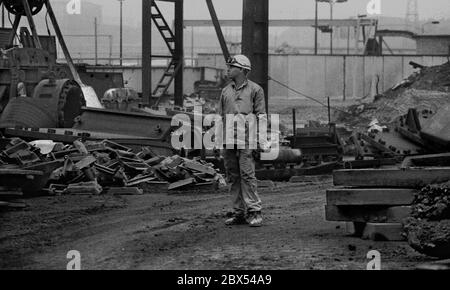 DDR / Sachsen-Anhalt / Dezember 1989 Kupfer- und Silberhütte in Hettstedt. Das Geschäft gehörte zum Kombinat Mansfeld, einem Zufluchtsort unter den DDR-Betrieben. Die Mansfelder Arbeiter des Mittelalters wurden als Vorläufer des Sozialismus angesehen. Ein Leiharbeiter (Leiharbeiter aus Mosambik). Solche Gastarbeiter wurden von der jeweiligen Regierung an die DDR vermietet. // Vertrauen / Ausländer / Afrikaner [automatisierte Übersetzung] Stockfoto