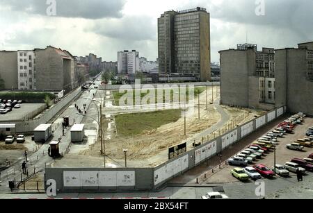 Berliner Bezirke / DDR / Anfang 1990 Kreuzberg: Lindenstraße, auf dem Todesstreifen wurde ein Grenzübergang improvisiert. Das Wandsystem ist deutlich sichtbar: Wachturm, Außenwand, Hauptwand, Patrouillenpfad, Todesstreifen. Im Hintergrund das Hochhaus des Springer-Konzerns in Kreuzberg. // GDR / Wall Views [automatisierte Übersetzung] Stockfoto