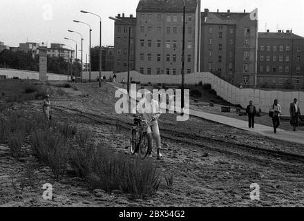 Berlin-Bezirk / Wedding / Mitte / Bernauer Strasse 1990 die Mauer fällt. Am 12. Juni 1990 in Berlin-Wedding, Bernauer Straße. Der Todesstreifen als Wanderweg // DDR-Mauer / Mauerende [maschinelle Übersetzung] Stockfoto