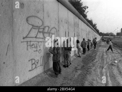 Berlin-Bezirk / Wedding / Mitte / Bernauer Strasse 1990 die Mauer fällt. Am 12. Juni 1990 in Berlin-Wedding, Bernauer Straße. DK-Kinder verwenden die Wand zum Malen. Die Ostseite der Mauer war schön weiß gestrichen, so dass Flüchtlinge hervorstechen konnten. // DDR-Mauer / Ende der Mauer [automatisierte Übersetzung] Stockfoto