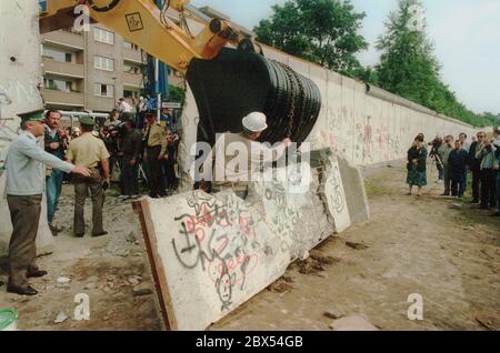 Berlin-Bezirk / Wedding / Mitte / Bernauer Strasse 1990 die Mauer fällt. Am 12. Juni 1990 in Berlin-Wedding, Bernauer Straße. DDR-Polizist und West-Berliner Polizeibeamter // DDR-Mauer / Mauerende [automatisierte Übersetzung] Stockfoto