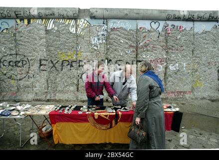 Berlin Bezirke / Mitte / Mauer / 1 / 1990 Kreuzberg, Zimmerstraße. Ein Händler verkauft DDR-Andachtsgegenstände: Parteiflaggen, Medaillen und vor allem Stücke der Berliner Mauer. Sie steht noch, wird aber bald abgerissen. // DDR / Wall / [automatisierte Übersetzung] Stockfoto