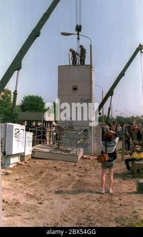 Berlin-Bezirk / Wedding / Mitte / Bernauer Strasse 1990 die Mauer fällt. Am 12. Juni 1990 in Berlin-Wedding, Bernauer Straße. DDR-Grenzposten reißen die Mauer ab // DDR-Mauer / Mauerende [maschinelle Übersetzung] Stockfoto