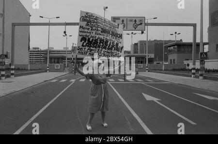 Berlin City / DDR / Wall / Kreuzberg / Mitte 8 / 1986 Protest einer Mutter gegen den Abschied ihrer Tochter Checkpoint Charly. Übergang nur für Ausländer // Einheit / Geschichte / Kommunismus [automatisierte Übersetzung] Stockfoto