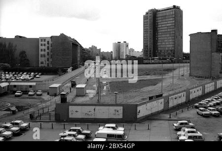 Berliner Bezirke / DDR / Anfang 1990 Kreuzberg: Lindenstraße, auf dem Todesstreifen wurde ein Grenzübergang improvisiert. Das Wandsystem ist deutlich sichtbar: Wachturm, Außenwand, Hauptwand, Patrouillenpfad, Todesstreifen. Im Hintergrund das Hochhaus der Springer Group in Kreuzberg // DDR-Mauer / Grenzinstallation [automatisierte Übersetzung] Stockfoto