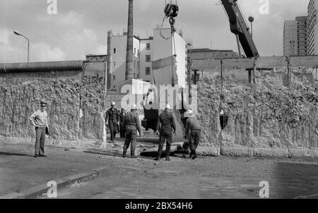 Berliner Bezirke / DDR / Mauer / 1990 Kreuzberg: DDR-Grenzposten reißen ihre Mauer ab. Auf der Rückseite ist Berlin-Mitte, Ost-Berlin. Ende der antiimperialistischen Schutzmauer und der DDR // Grenze / Vereinigung / DDR / Bezirke / Geschichte / Kommunismus Stockfoto