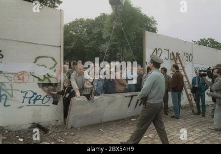 Berlin-Bezirk / Wedding / Mitte / Bernauer Strasse 1990 die Mauer fällt. Am 12. Juni 1990 in Berlin-Wedding, Bernauer Straße. DDR-Polizist und West-Berliner Polizeibeamter // DDR-Mauer / Mauerende [automatisierte Übersetzung] Stockfoto