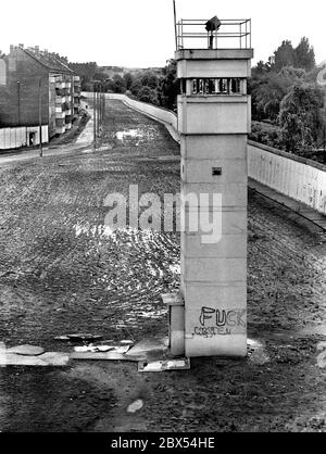 Berlin-Bezirk / DDR / 1990 Kreuzberg / Treptow: Die Wachtürme an der Berliner Mauer sind bereits verlassen, aber das Mauersystem ist noch immer deutlich sichtbar. Links der Zaun in Ost-Berlin, der Patrouillenweg für die Soldaten, der Hundelauf, der Wachturm mit Suchscheinwerfer, rechts die eigentliche Mauer nach Kreuzberg. // Grenze / Geschichte / Kommunismus [automatisierte Übersetzung] Stockfoto