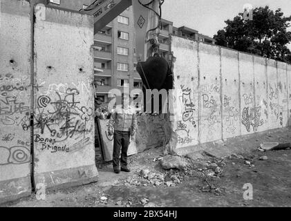 Berlin-Bezirk / Wedding / Mitte / 1990 Bernauer Strasse: Die Mauer fällt ! Am 12. Juni 1990 in Berlin-Wedding, Bernauer Straße. Als die Mauer 1961 gebaut wurde, sprangen die Menschen aus den Fenstern auf den Bürgersteig, um nach West-Berlin zu gelangen. Jetzt ist die Grenze weg. DDR-Grenzposten mit schwerem Gerät zum Abreißen der Mauer. // Berliner Mauer [automatisierte Übersetzung] Stockfoto