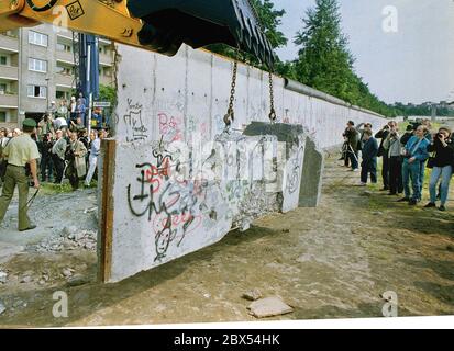 Berlin-Bezirk / Wedding / Mitte / Bernauer Strasse 1990 die Mauer fällt. Am 12. Juni 1990 in Berlin-Wedding, Bernauer Straße. DDR-Grenzposten reißen die Mauer ab // DDR-Mauer / Mauerende [maschinelle Übersetzung] Stockfoto