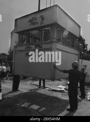 Berlin-Bezirk / Wedding / Mitte / 1990 Bernauer Strasse: Die Mauer fällt ! Am 12. Juni 1990 in Berlin-Wedding, Bernauer Straße. Als die Mauer 1961 gebaut wurde, sprangen die Menschen aus den Fenstern auf den Bürgersteig, um nach West-Berlin zu gelangen. Jetzt ist die Grenze weg. DDR-Grenzposten mit schwerem Gerät zum Abreißen der Mauer. // Berliner Mauer [automatisierte Übersetzung] Stockfoto