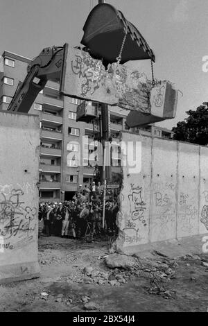 Berlin-Bezirk / Wedding / Mitte / 1990 Bernauer Strasse: Die Mauer fällt ! Am 12. Juni 1990 in Berlin-Wedding, Bernauer Straße. Als die Mauer 1961 gebaut wurde, sprangen die Menschen aus den Fenstern auf den Bürgersteig, um nach West-Berlin zu gelangen. Jetzt ist die Grenze weg. DDR-Grenzposten mit schwerem Gerät zum Abreißen der Mauer. // Berliner Mauer [automatisierte Übersetzung] Stockfoto